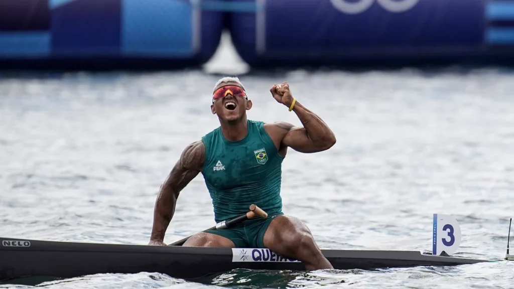 Isaquias Queiroz  conquista ouro no Mundial de Canoagem