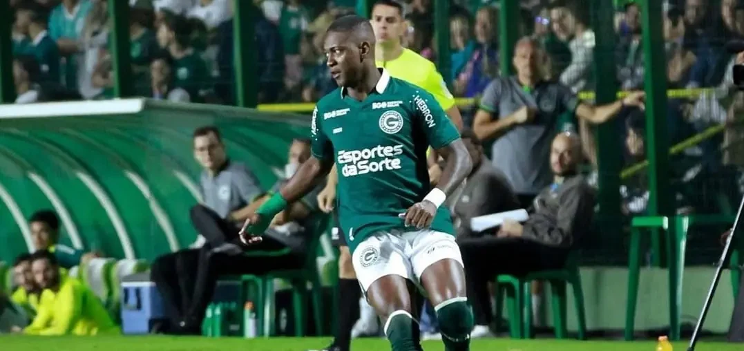 Goiás sofre transfer ban da Fifa por pendência ligada ao volante Jhonny Lucas