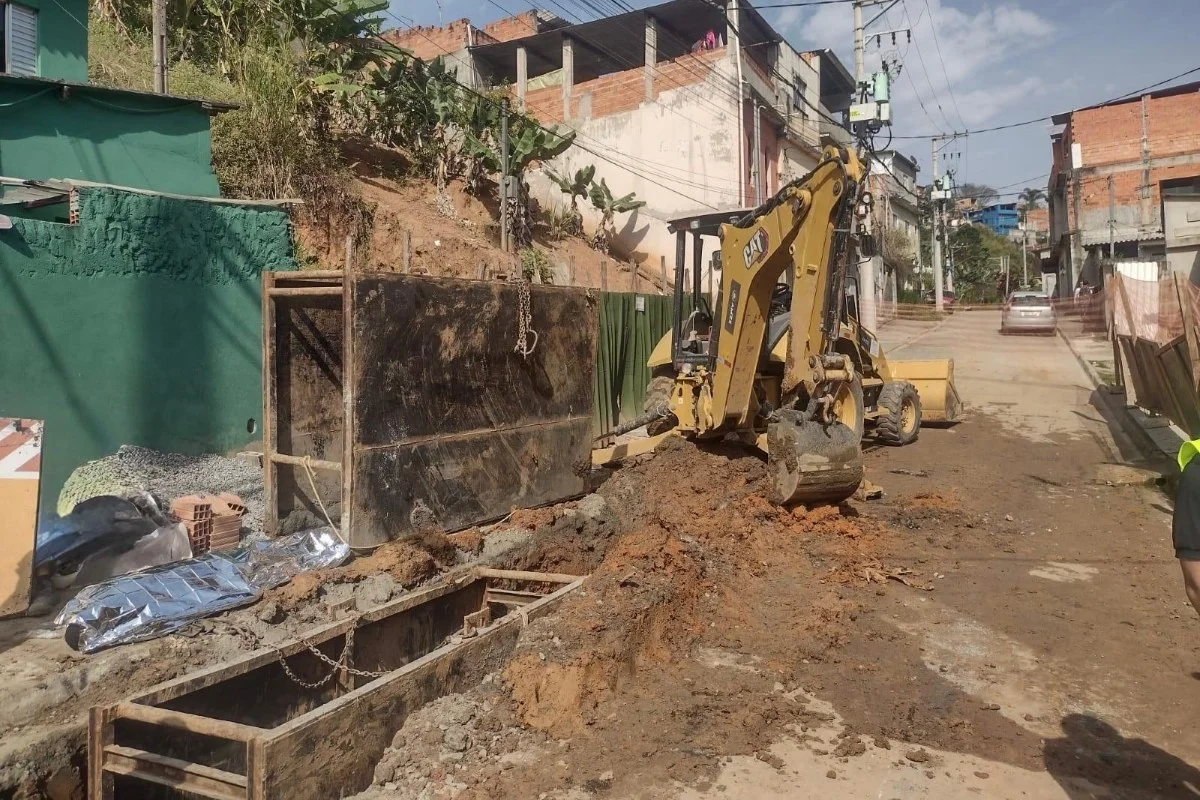 Operário morre atingido por retroescavadeira em obra da Sabesp