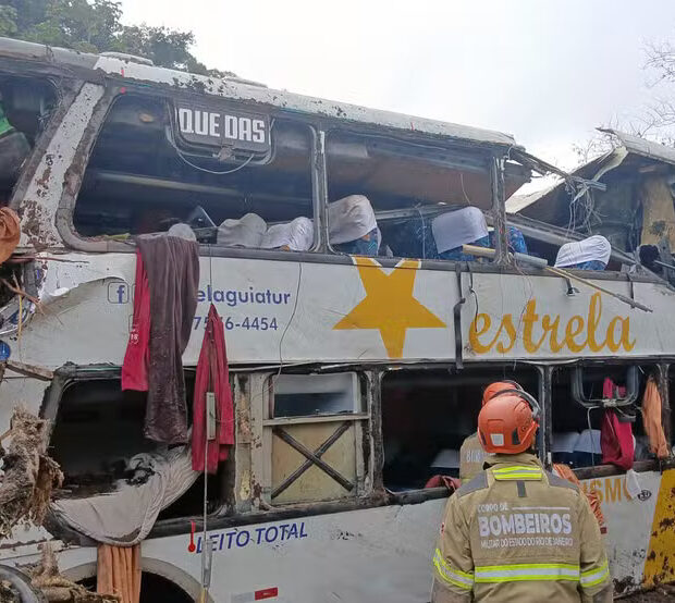Ônibus tomba na BR-040, em Petrópolis, e deixa nove mortos e 38 feridos