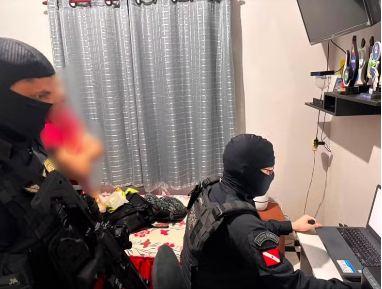 Operação mira grupo suspeito de induzir adolescente à morte durante transmissão ao vivo