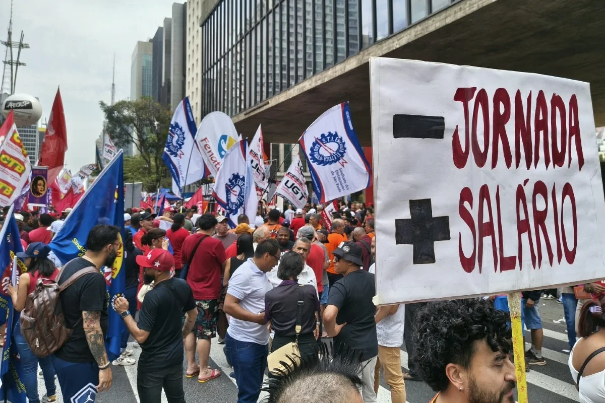 Protesto contra escala 6x1 tem agressão e confusão entre grupos na Paulista
