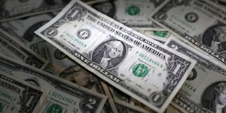 Mercado aguarda Copom e dólar abre estável nesta terça-feira