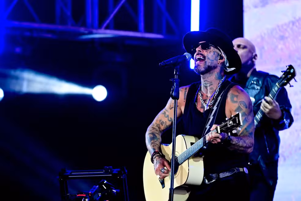 "Eu estava me intoxicando demais", diz Tico Santa Cruz faz desabafo no João Rock 2026. Veja vídeo