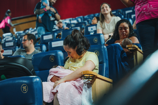 CineMaterna exibe "Homem-Aranha: Um Novo Dia" em sessão adaptada para famílias com bebês em Goiânia