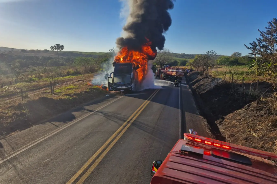 Ônibus pega fogo na BR-364 em Mineiros e incêndio se alastra para vegetação