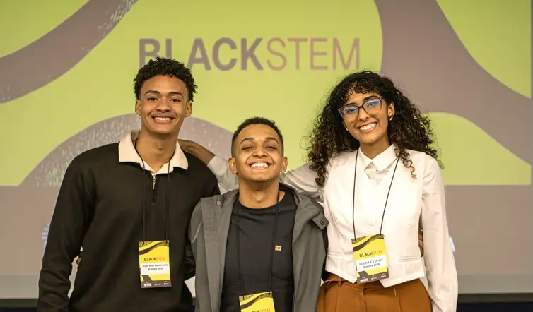 Três estudantes negros conquistam bolsas para estudar no exterior