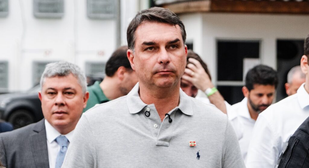UFRJ nega registro de Flávio Bolsonaro após Alerj citar pós-graduação na instituição