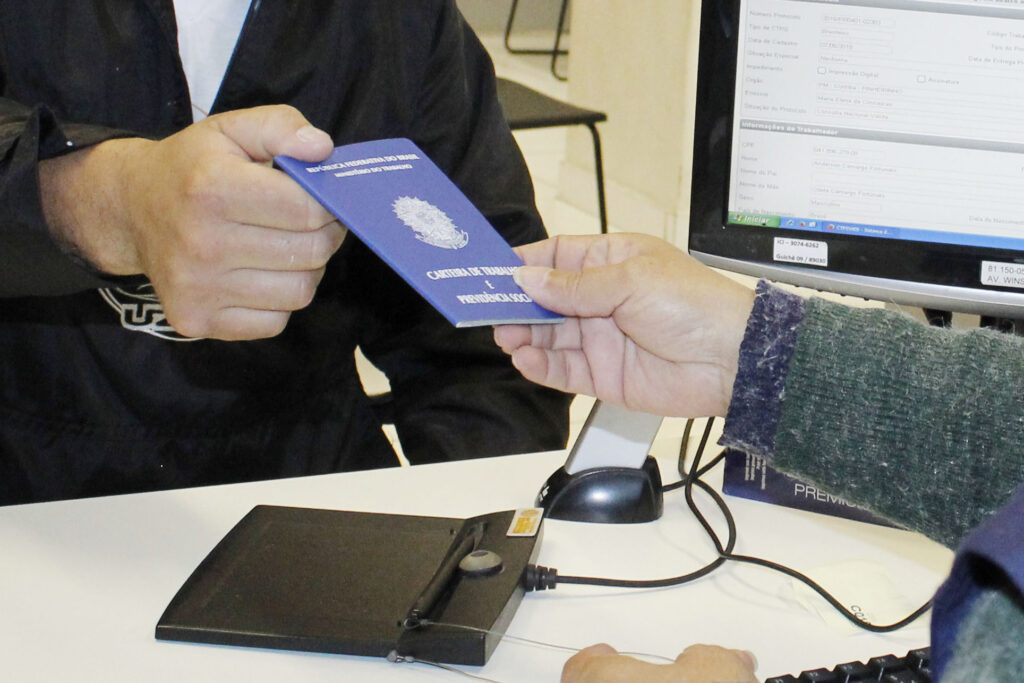 Taxa de desemprego no Brasil cai para 5,3% no trimestre encerrado em agosto