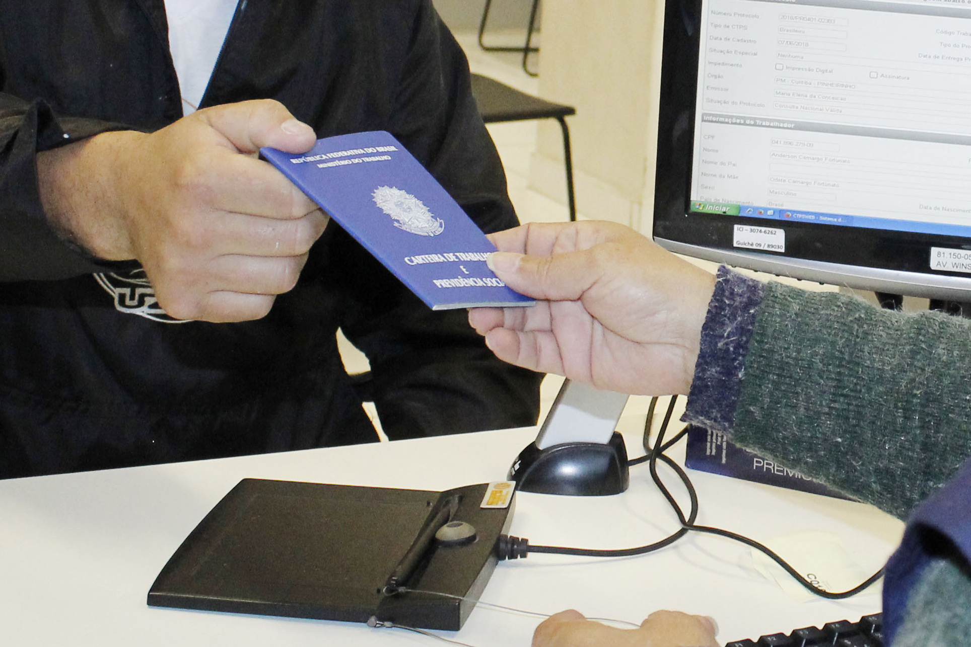 Taxa de desemprego no Brasil cai para 5,3% no trimestre encerrado em agosto