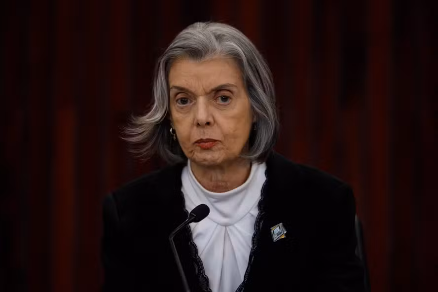 Cármen Lúcia diz estar em "profunda consternação" e pede desculpas ao povo brasileiro por crise no STF