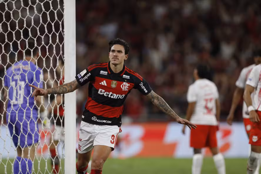 Flamengo vence Bragantino e garante a liderança no Brasileirão
