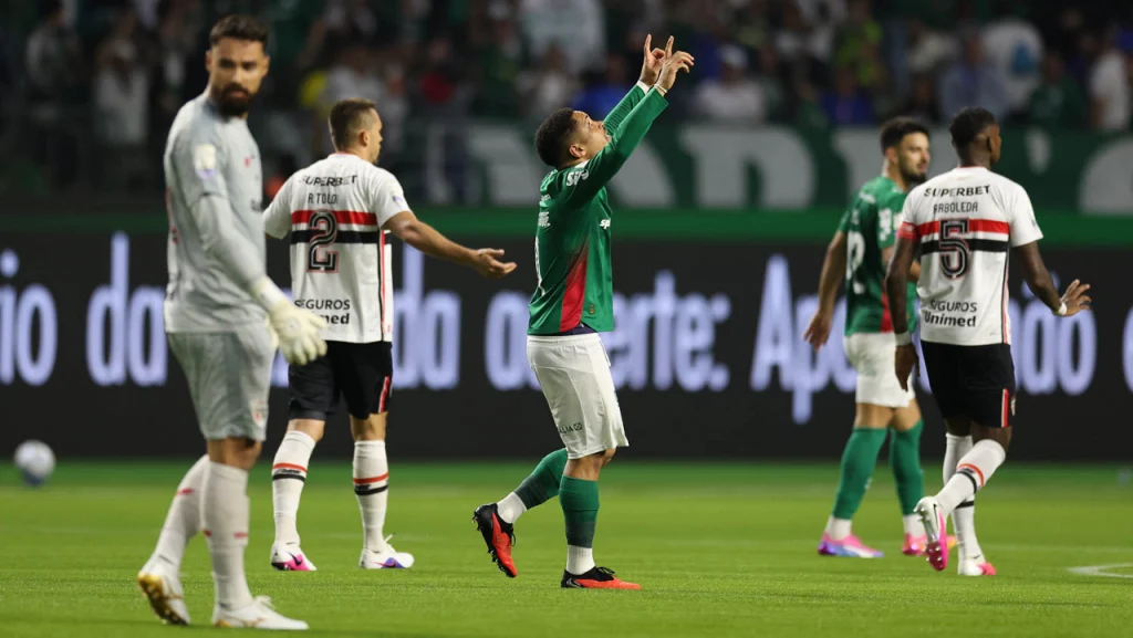 Palmeiras vence São Paulo e toma liderança do Brasileirão