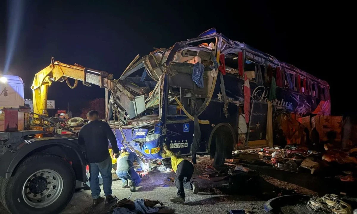 Batida entre ônibus de turismo e carreta deixa seis mortos na BR-116 em Minas Gerais