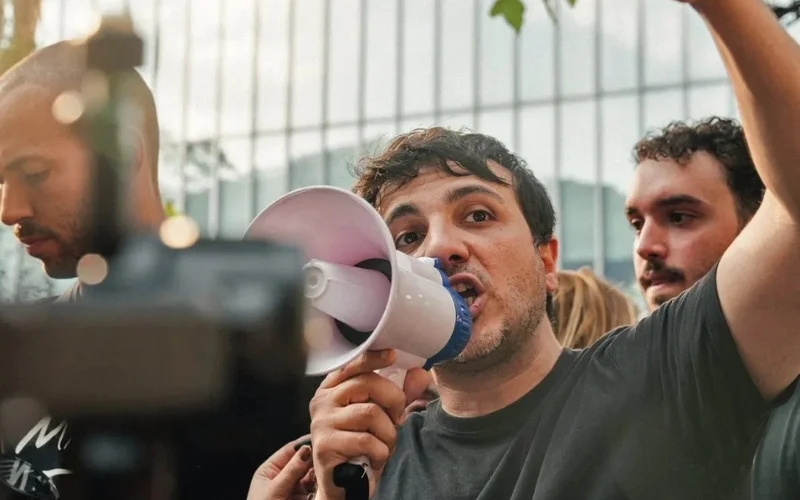 Renan Santos anuncia caravana com dois ônibus e lives 24 horas por sete estados