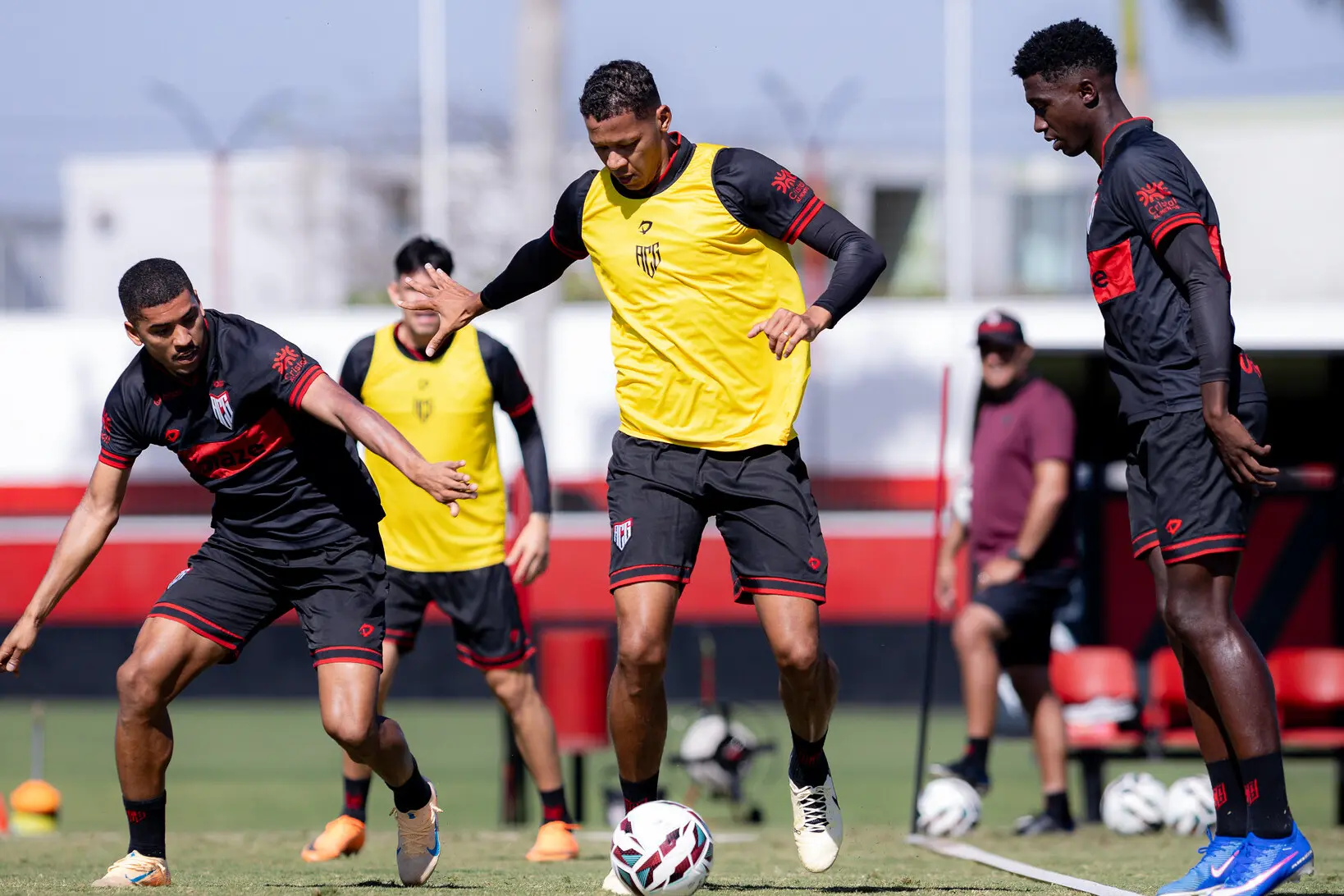 Atlético-GO recebe o Ceará de olho na parte de cima da Série B