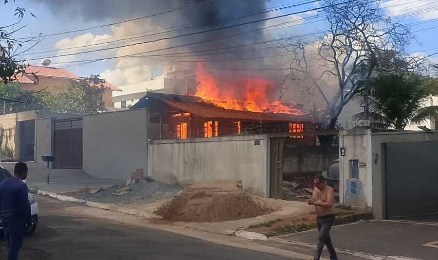 Incêndio destrói casa no Setor Jaó em Goiânia; moradora perdeu tudo