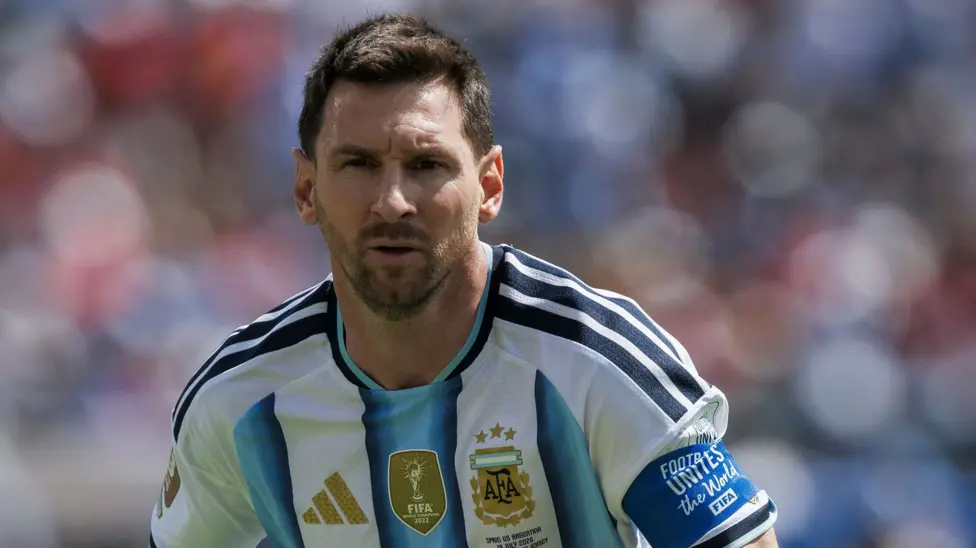 Messi é convocado pela Argentina e terá despedida oficial da seleção em outubro