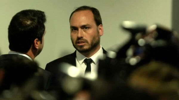 Carlos Bolsonaro critica “direita permissiva” após áudios envolvendo Nikolas e Vorcaro