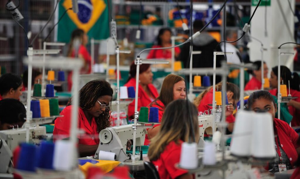 Mercado de trabalho chega a 2026 com desemprego em baixa