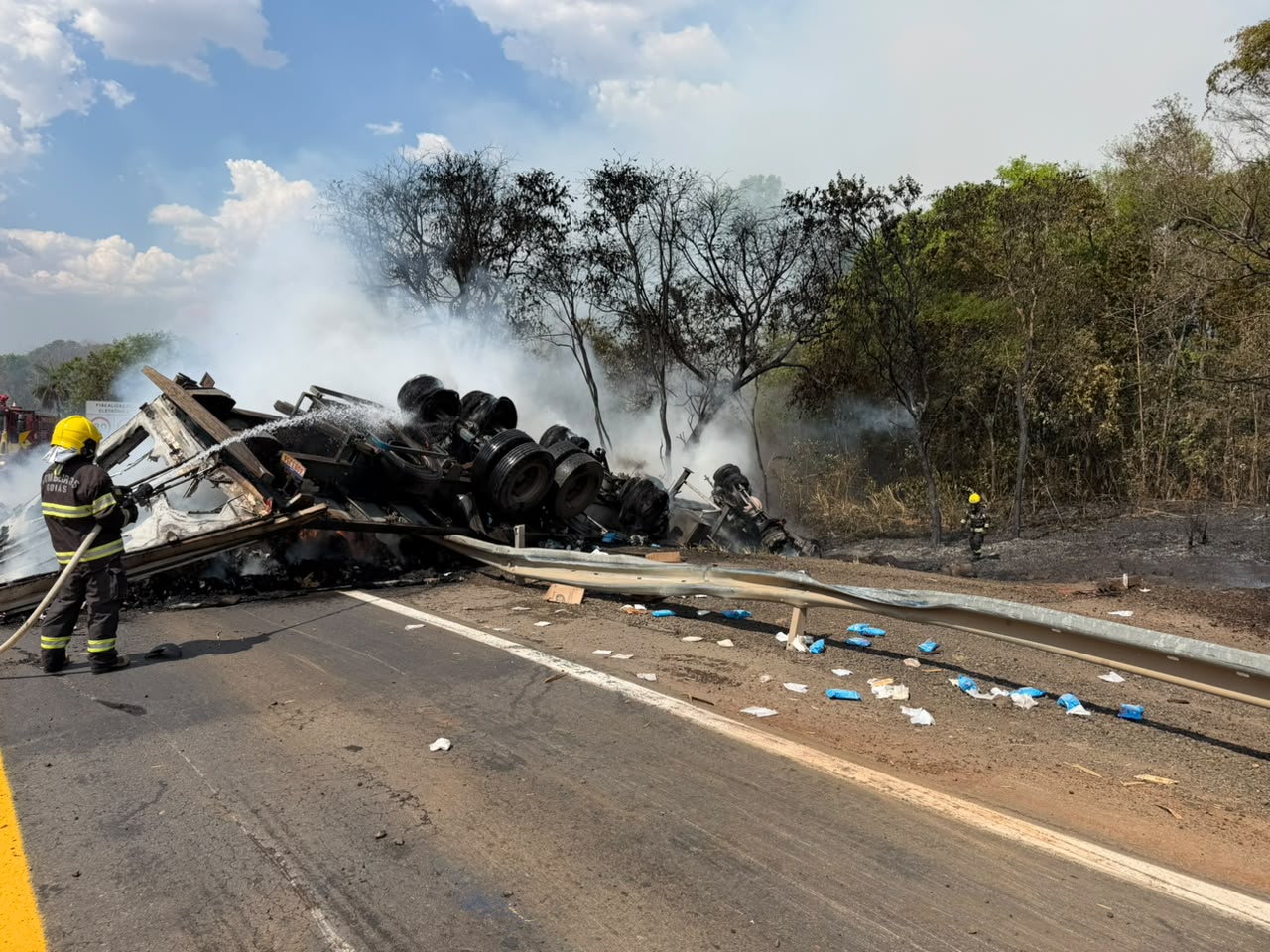 Motorista morre após carreta pegar fogo em acidente na BR-153 em São Luiz do Norte