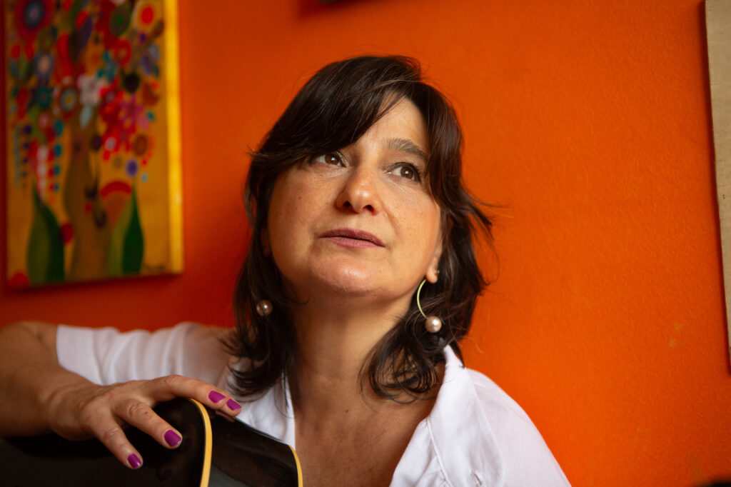 Tina Werneck chega tinindo em seu primeiro disco solo