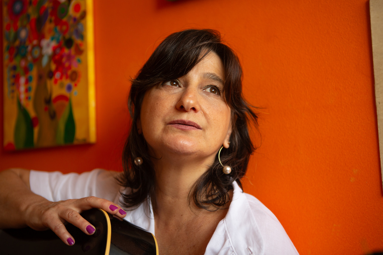 Tina Werneck chega tinindo em seu primeiro disco solo