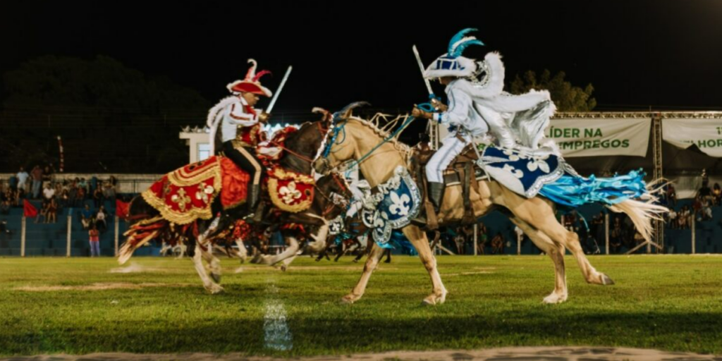 Cavalhadas de Corumbá de Goiás reúnem mouros e cristãos em tradição de quase 275 anos