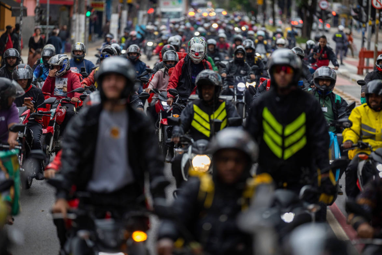 Entregadores de Goiânia paralisam corridas e ampliam pressão por melhores valores nos aplicativos; veja vídeo