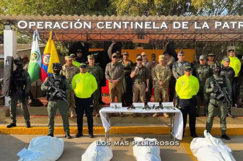 Vídeo: Presidente da Colômbia exibe corpos de suspeitos e promete endurecer combate ao narcotráfico