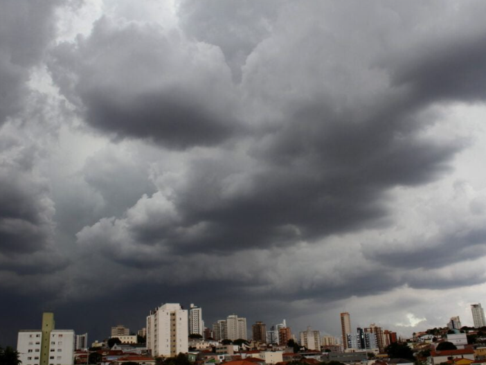 Goiás mantém alerta de tempestade para 157 cidades após chuvas intensas