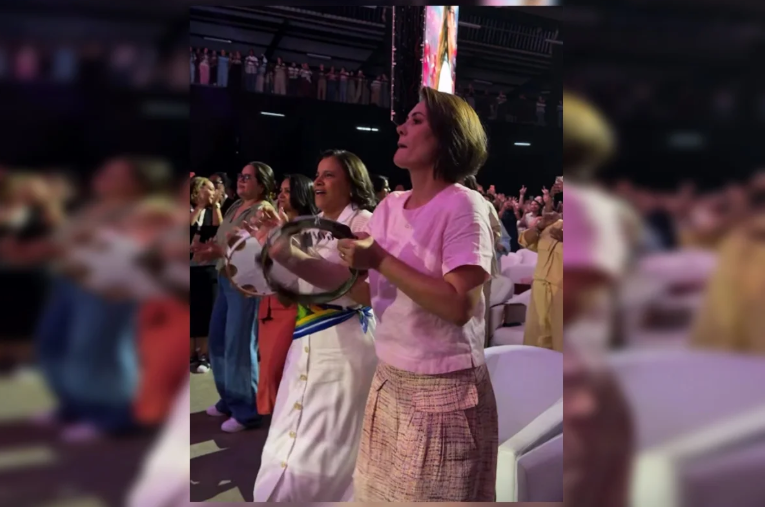 Vídeo: Michelle Bolsonaro une fé e política ao tocar pandeiro em evento evangélico ao lado de Celina Leão