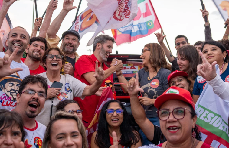 Vídeo: Janja leva campanha de Lula às ruas de Brasília em adesivaço