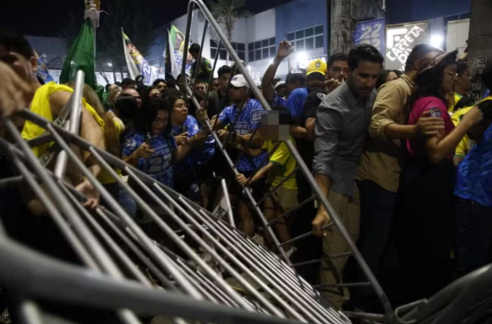 Flávio Bolsonaro deixa ato em Fortaleza e tumulto envolve apoiadores na saída; assista ao vídeo
