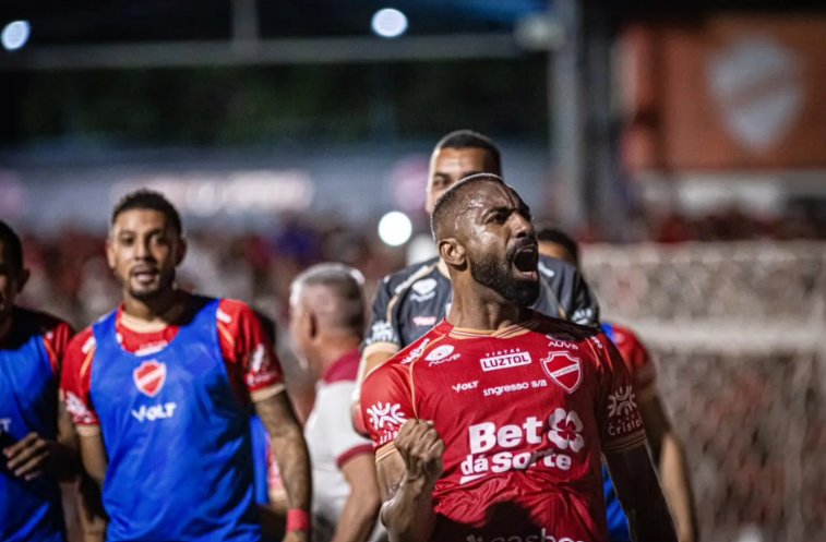 Vila Nova amplia vantagem no topo da Série B após vitória contra Londrina por 2 a 0 no OBA