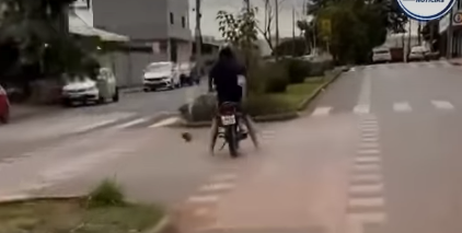 Motociclista perde o controle ao empinar moto, atravessa canteiro e cai em via pública