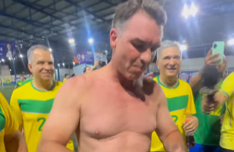 Vídeo de Flávio Bolsonaro sem camisa após partida de futebol viraliza: "tá com o shape em dia"