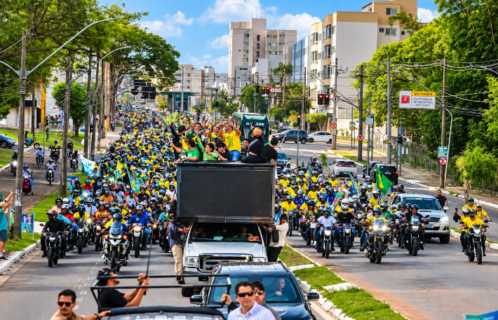 Flávio Bolsonaro leva motocarreata às ruas de Goiânia ao lado de Wilder Morais