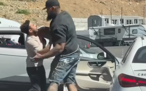 Discussão no trânsito tem reviravolta quando homem levanta rapaz e o coloca dentro do carro
