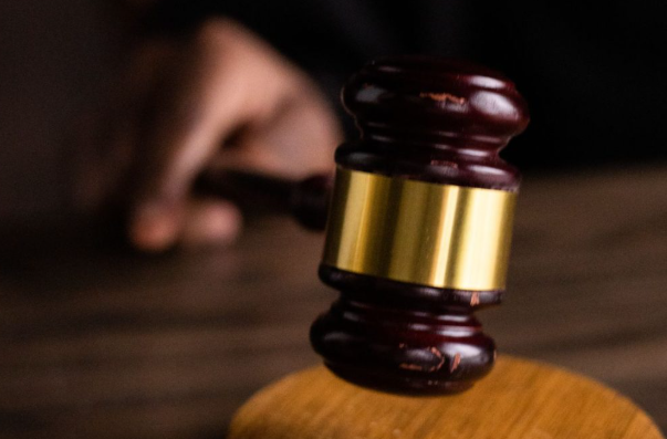 Filho expulso de casa após revelar orientação sexual recebe R$ 100 mil por danos morais