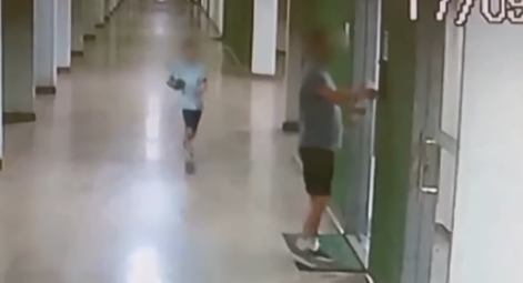Pai puxa filho para dentro de portaria e fecha porta antes de homem com madeira se aproximar em Brasília