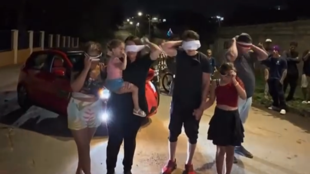 Vídeo: Motoboy que salvou menina de ataque de abelhas ganha carro e moto de presente