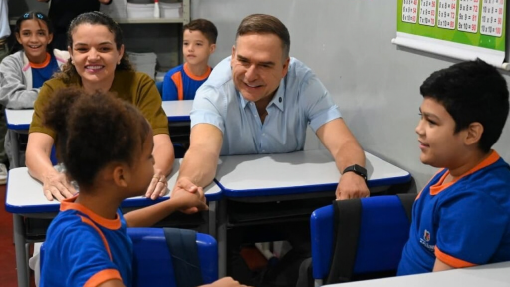 Mabel participa de aula de matemática e destaca investimentos em tecnologia nas escolas