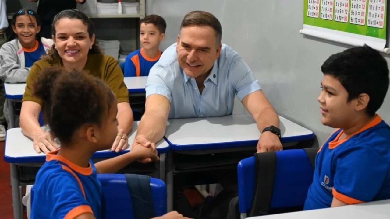 Mabel participa de aula de matemática e destaca investimentos em tecnologia nas escolas