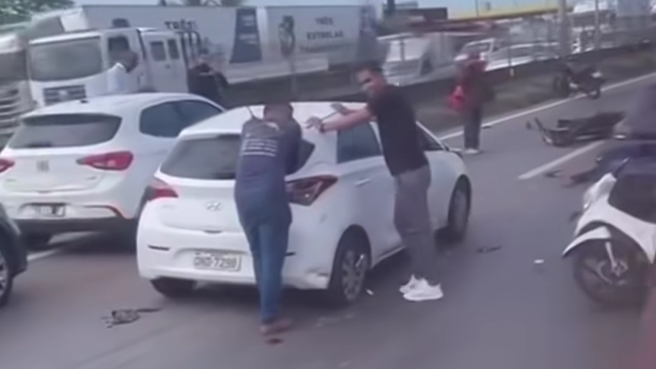 Acidente entre carros e motos deixa feridos e trânsito lento na BR-153