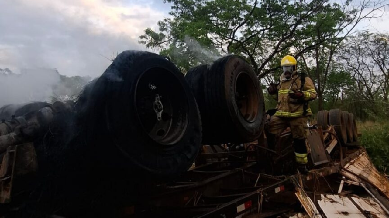 Motorista morre carbonizado após carreta sair da pista e pegar fogo na BR-364