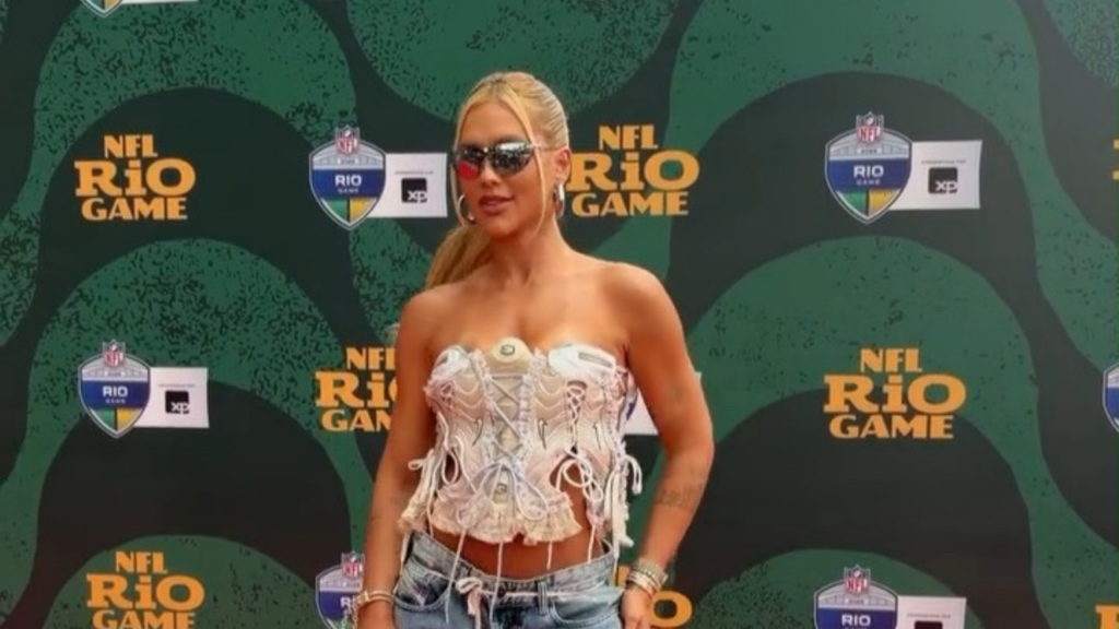Virginia Fonseca usa corset feito com chuteiras em evento da NFL no Maracanã