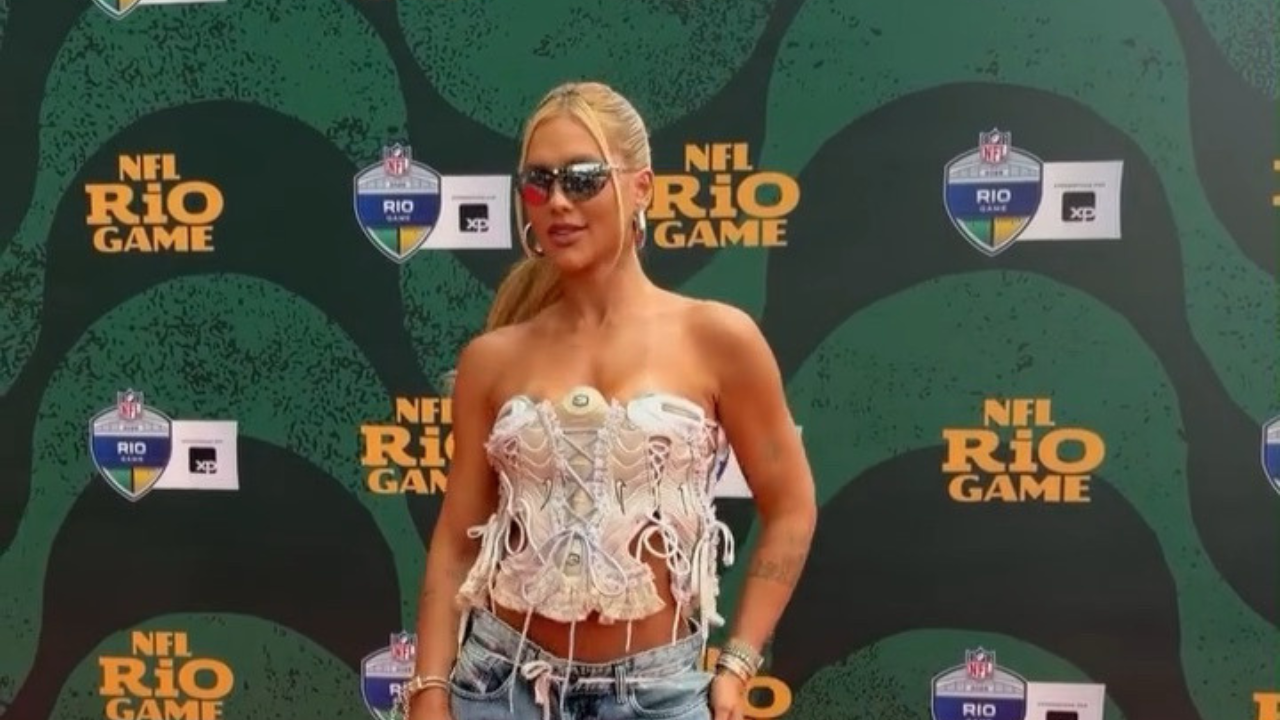 Virginia Fonseca usa corset feito com chuteiras em evento da NFL no Maracanã