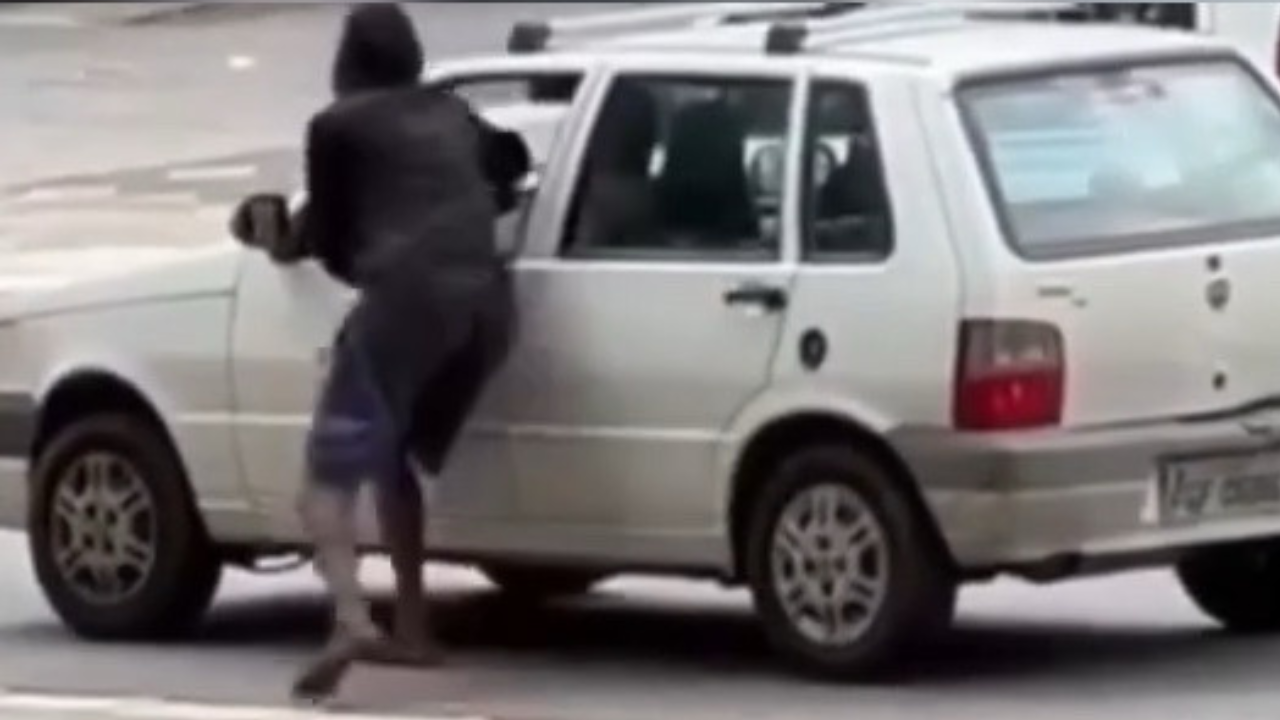Suspeitos quebram vidros de veículos parados e roubam pertences de vítimas; assista ao vídeo