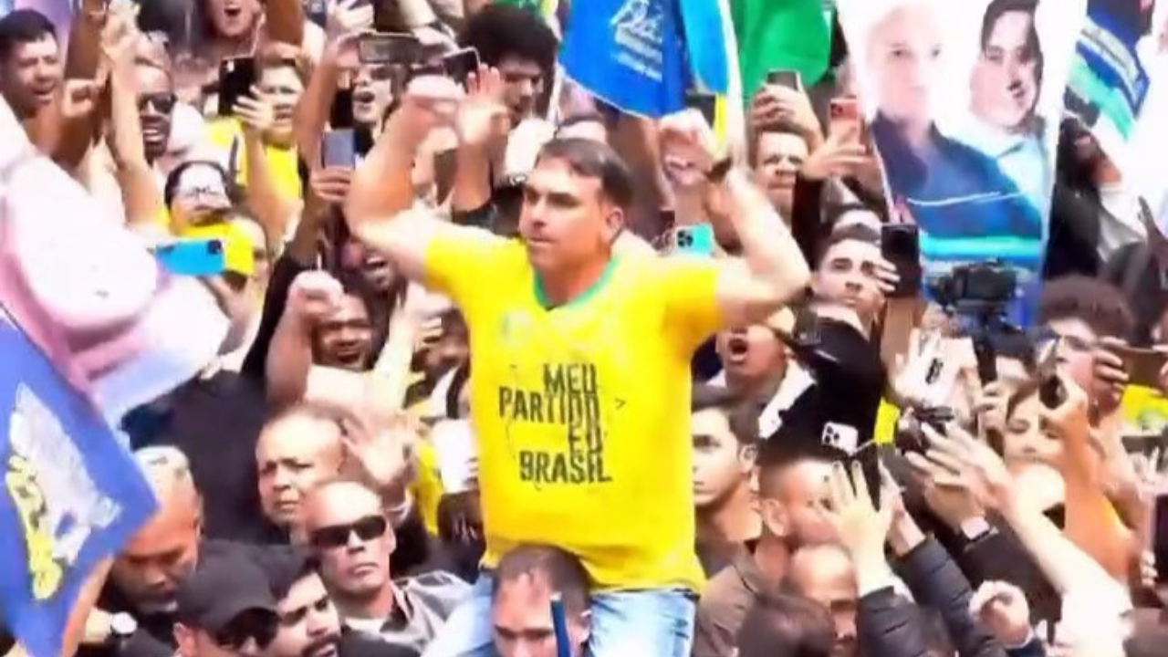 Flávio Bolsonaro visita Juiz de Fora, cidade do atentado contra o pai, e critica STF; veja vídeo